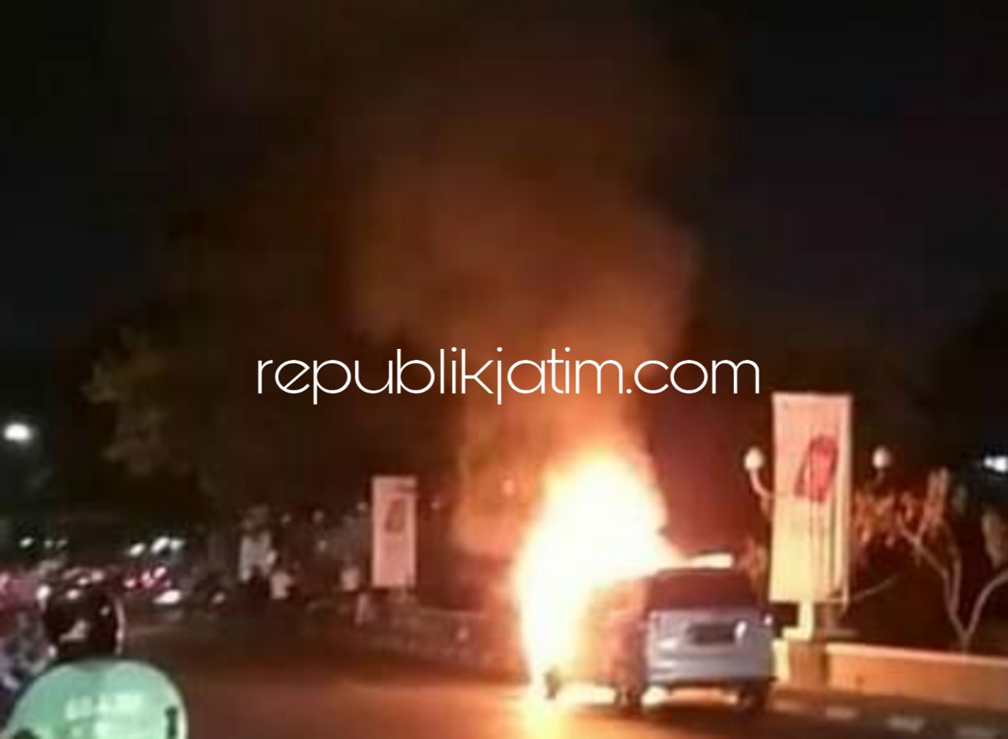 TERBAKAR - Mobil Suzuki Ertiga bernopol W 1774 YT yang dikemudikan Windu Prasetyo ludes terbakar di Bundaran Aloha, Desa Sawotratap, Kecamatan Gedangan, Sidoarjo memicu kemacetan panjang jalur Sidoarjo - Surabaya, Rabu (17/10/2018) malam.
