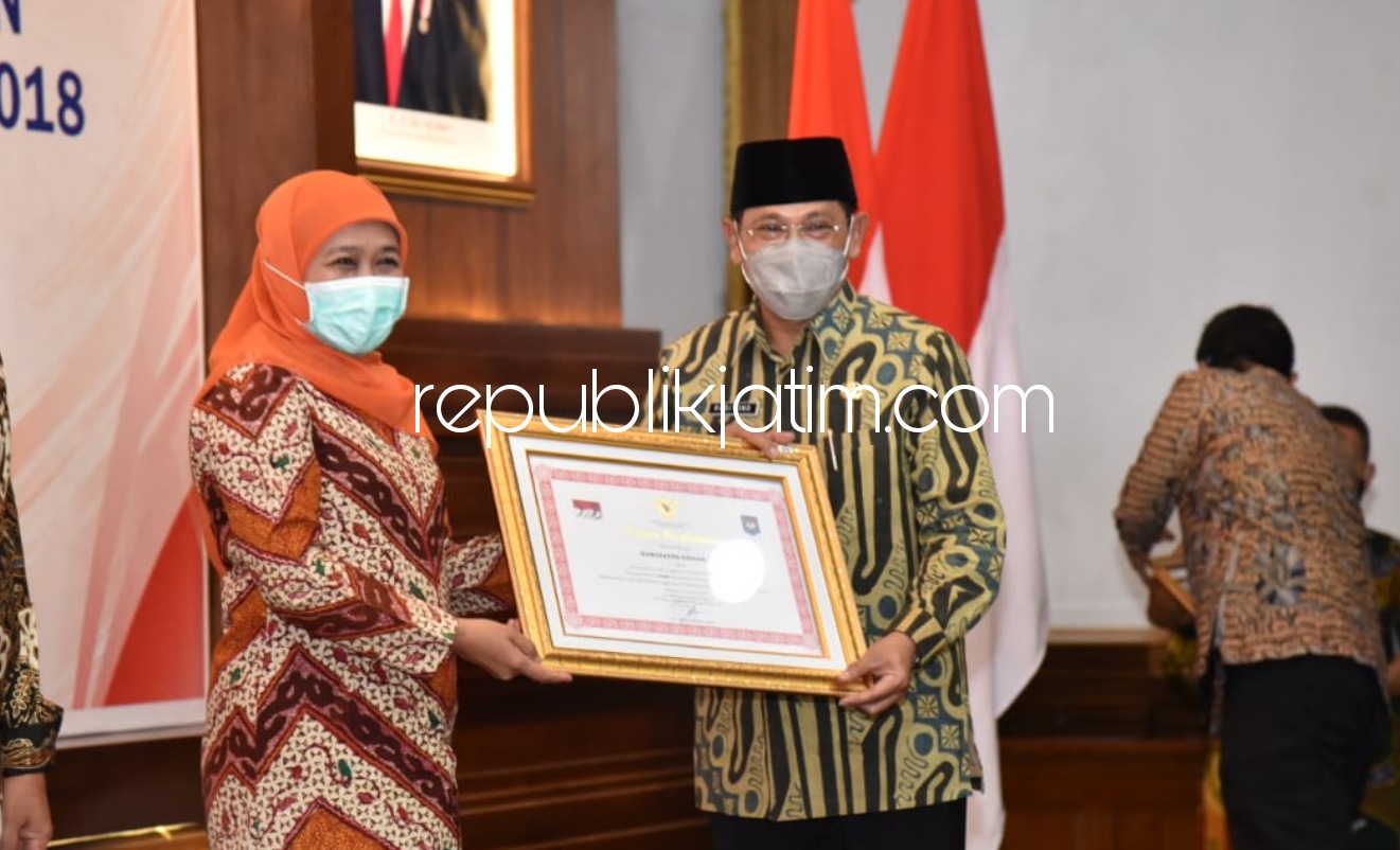 PENGHARGAAN - Gubernur Jawa Timur Khofifah Indar Parawansa menyerahkan penghargaan kinerja LPPD Tahun 2018 dengan status Kinerja Sangat Tinggi bagi Pemkab Sidoarjo kepada Pj Bupati Sidoarjo Hudiyono di Gedung Negara Grahadi, Surabaya, Jumat (16/10/2020).