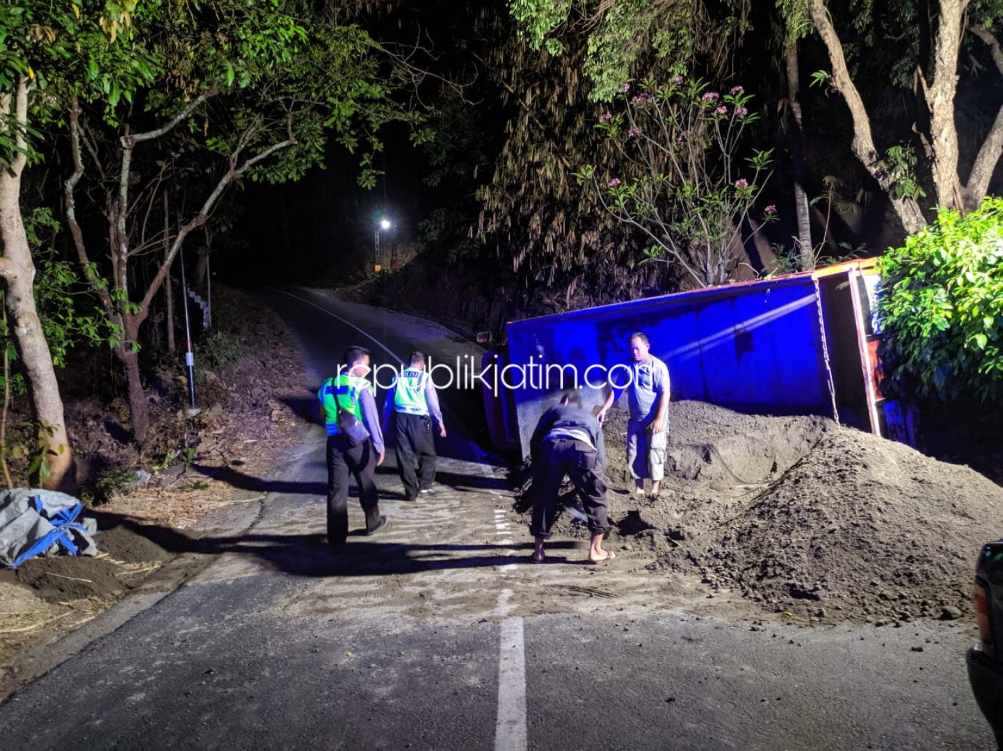 TERGULING - Truk bernopol AD 1640 HN bermuatan pasir yang dikemudikan Rudi warga Desa Blimbing, Kecamatan Rejotangan, Tulungagung terguling di JL Raya Pulung - Sooko, Ponorogo mengakibatkan badan jalan nyaris tertutup, Rabu (16/10/2019) malam.