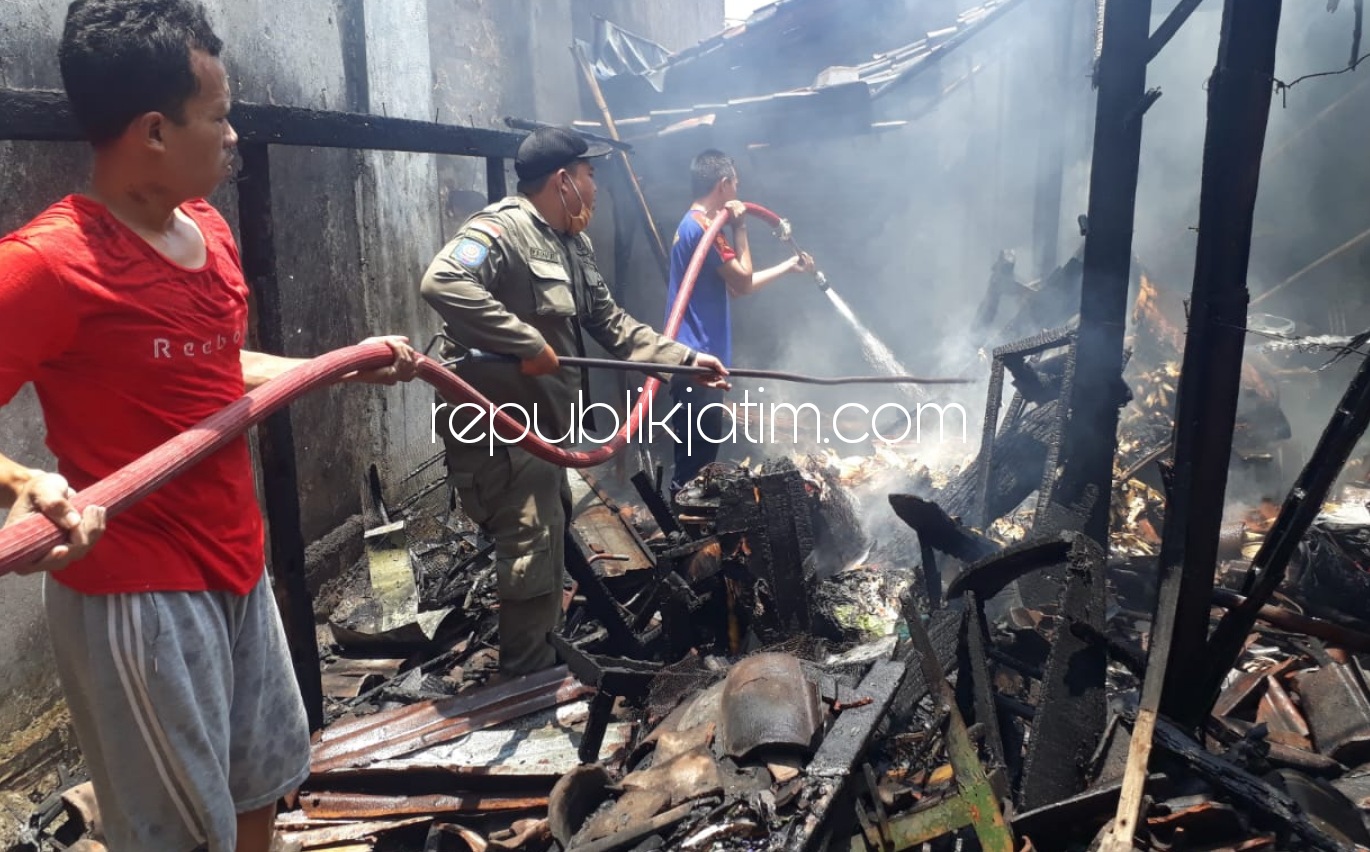 LUDES - Petuas bahu membahu berupaya memedamkan api yang membakar rumah milik Sriyani warga JL Thamrin, Kelurahan Bangunsari, Kecamatan Ponorogo, Jumat (16/10/2020).