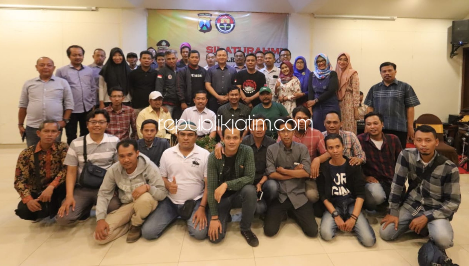 KOMPAK - Puluhan wartawan Ponorogo berfoto bersama Kapolres Ponorogo, AKBP Arief Fitrianto bersama istrinya di Hall Hotel Mahesa, Ponorogo, Kamis (17/10/2019) malam.