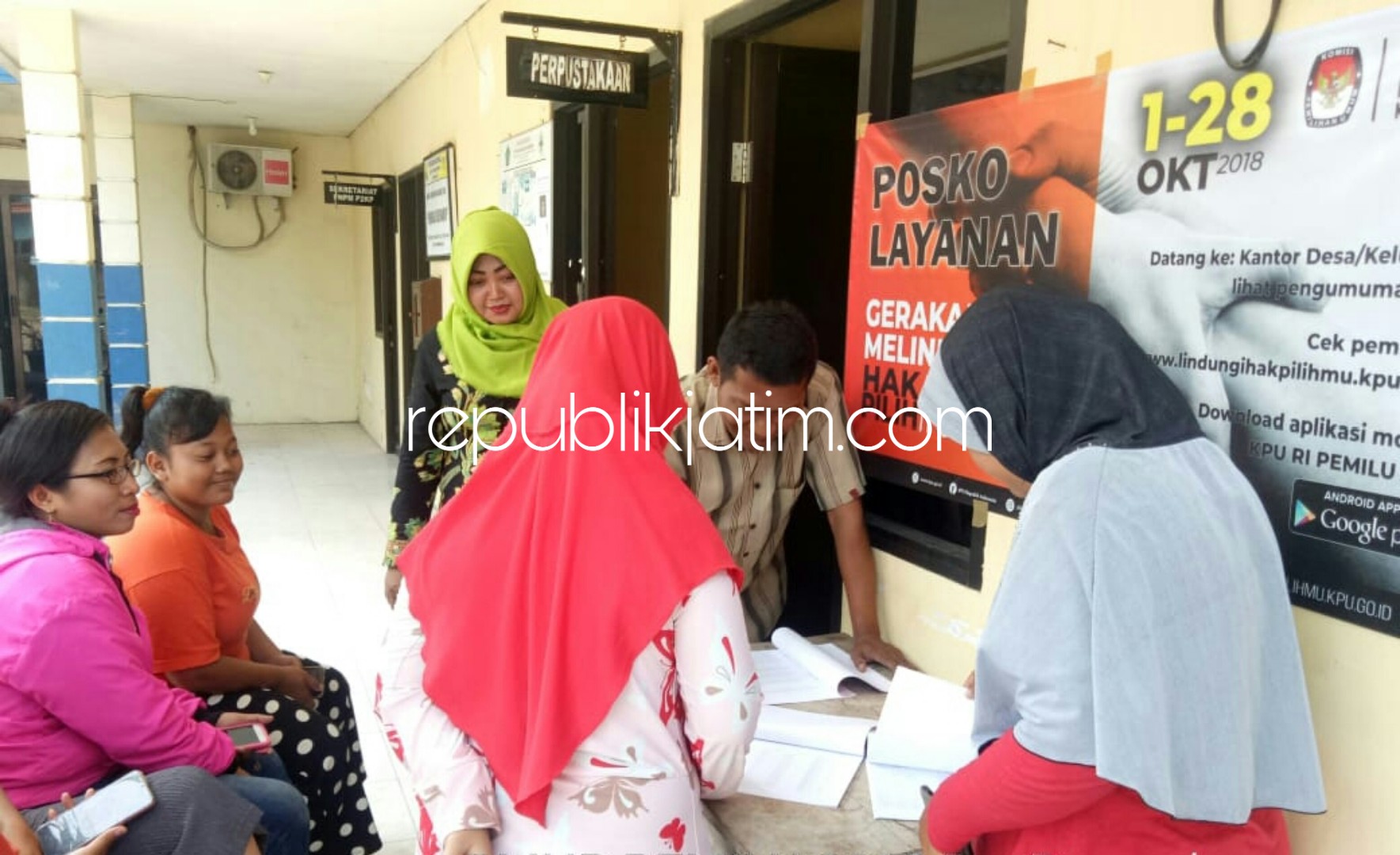 POSKO GMHP - Sejumlah ibu-ibu sibuk berkonsultasi ke Posko GMHP di PPS Desa Penambangan, Kecamatan Balongbendo, Sidoarjo bentuk maksimalisasi DPT Pemilu 2019, Kamis (18/10/2018).