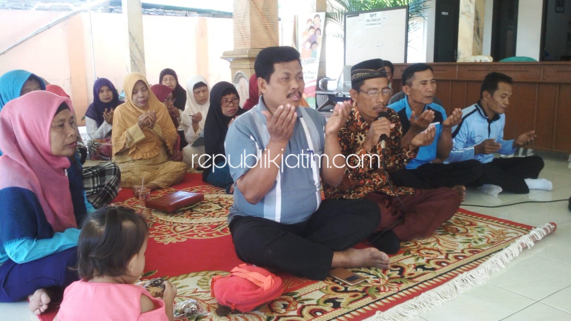 KHOTMIL QURAN - Puluhan warga Desa Balongmacekan, Kecamatan Tarik, Sidoarjo menggelar acara Khotmil Al Quran dan doa bersama menjelang pelantikan Presiden dan Wapres RI, Jumat (18/10/2019).