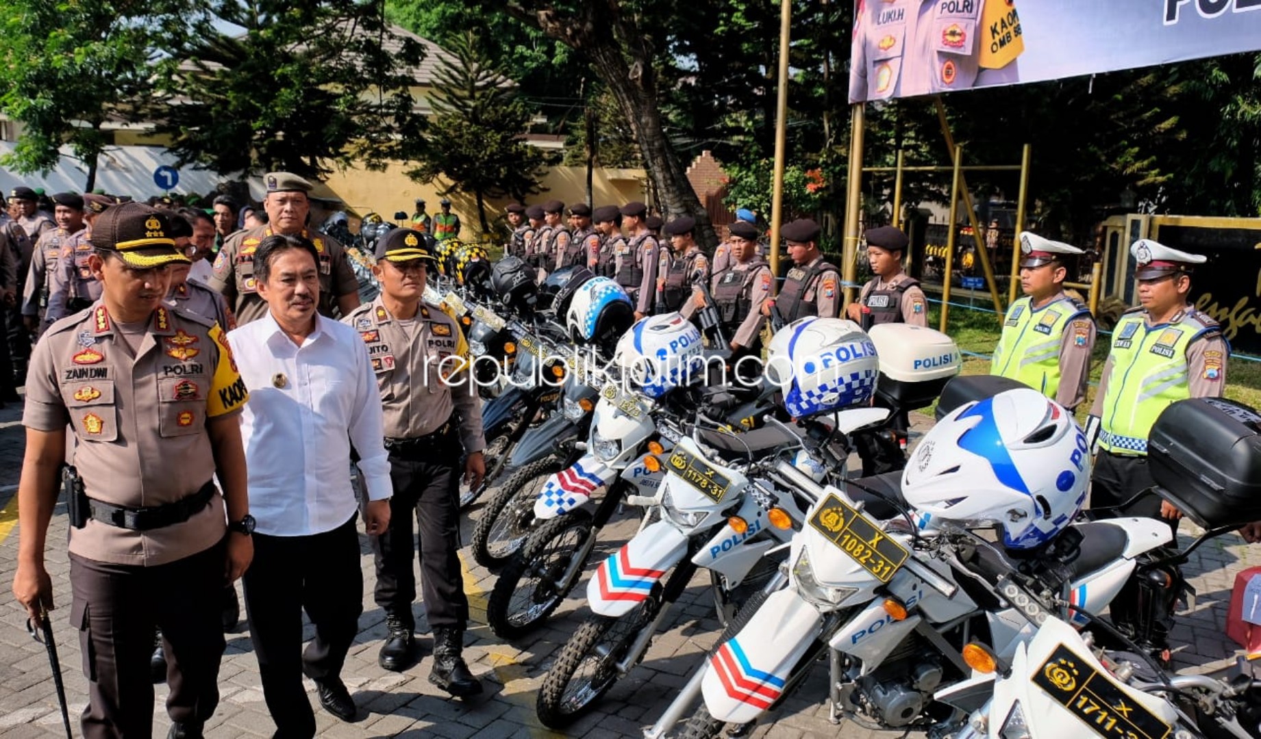 CEK - Kapolresta Sidoarjo, Kombes Pol Zain Dwi Nugroho didampingi Wabup Sidoarjo, Nur Ahmad Syaifuddin mengecek kesiapan 450 personil yang bakal diterjun mengamankan pelantikan Presiden dan Wapres serta Hari Santri, Jumat (18/10/2019).