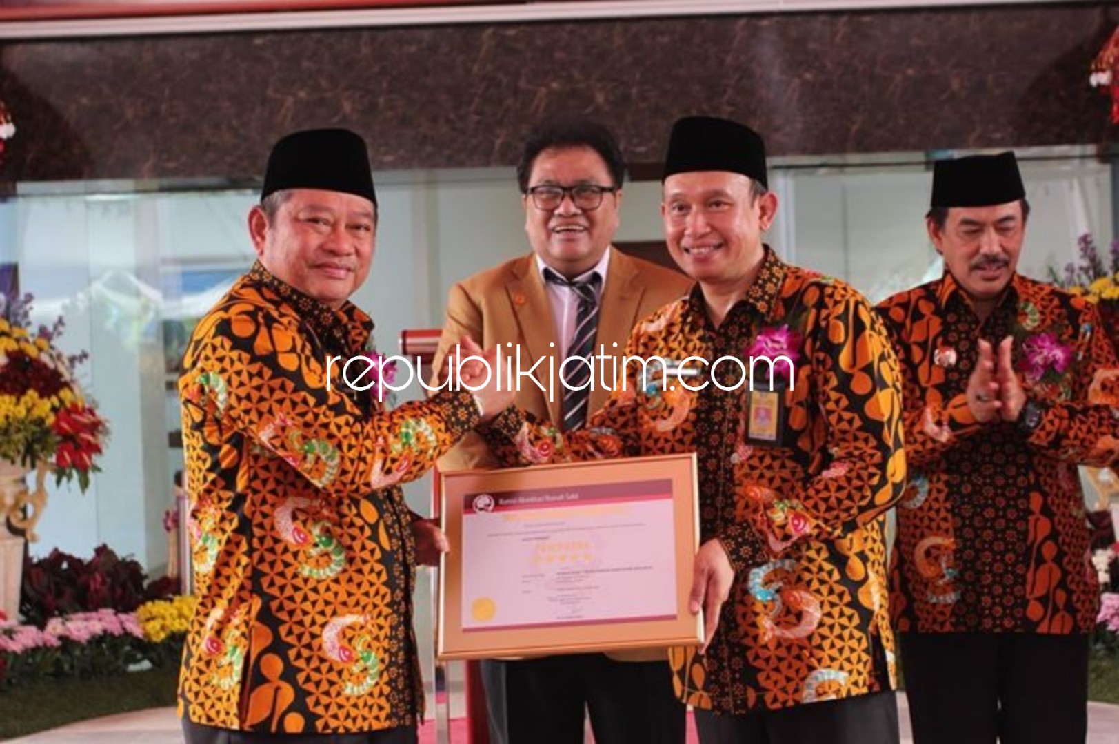 AKREDITASI - Dr Atok Irawan Sp P menerima sertifikat lulus akreditasi kedua tingkat paripurna yang diserahkan Bupati Sidoarjo Saiful Ilah mewakili Komisi Akreditasi Rumah Sakit (KARS) 29 Januari 2018 lalu.