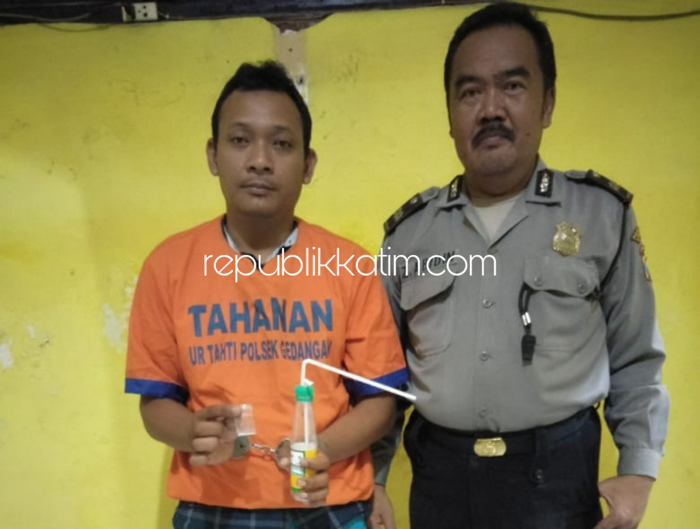 PENGEDAR - Tersangka Djojo Istiono beserta barang buktinya seperangkat alat mengkonsumsi sabu-sabu diamankan di Polsek Gedangan, Kamis (18/10/2018).