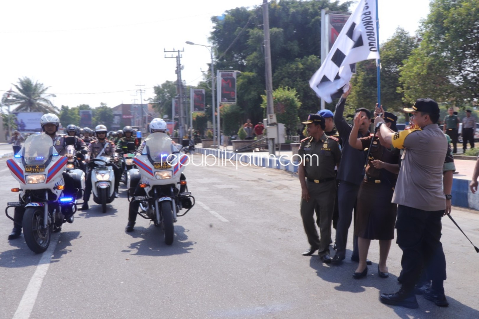 APEL - Kapolres Ponorogo, AKBP Arief Fitrianto dan Forkopimda memberangkat 550 personil gabungan pengamanan pelantikan Presiden dan Wapres di alun-alun Ponorogo, Jumat (18/10/2019).