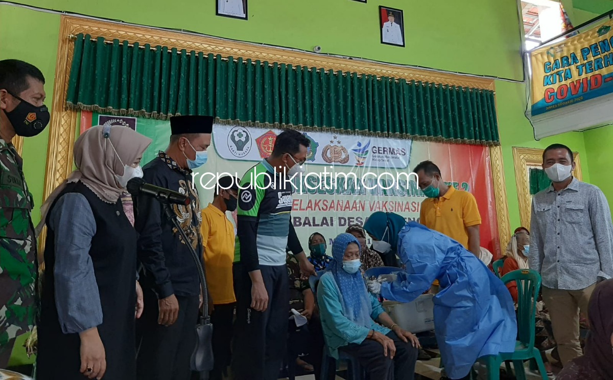 TINJAU - Bupati Sidoarjo Ahmad Muhdlor Ali, anggota DPRD Sidoarjo Sudjalil, Camat Krian Ahmad Fauzi, Kades Sedenganmijen M Hasanuddin dan jajaran saat meninjau vaksinasi kedua dan pembagian bansos kepada lansia, Minggu (17/10/2021). 