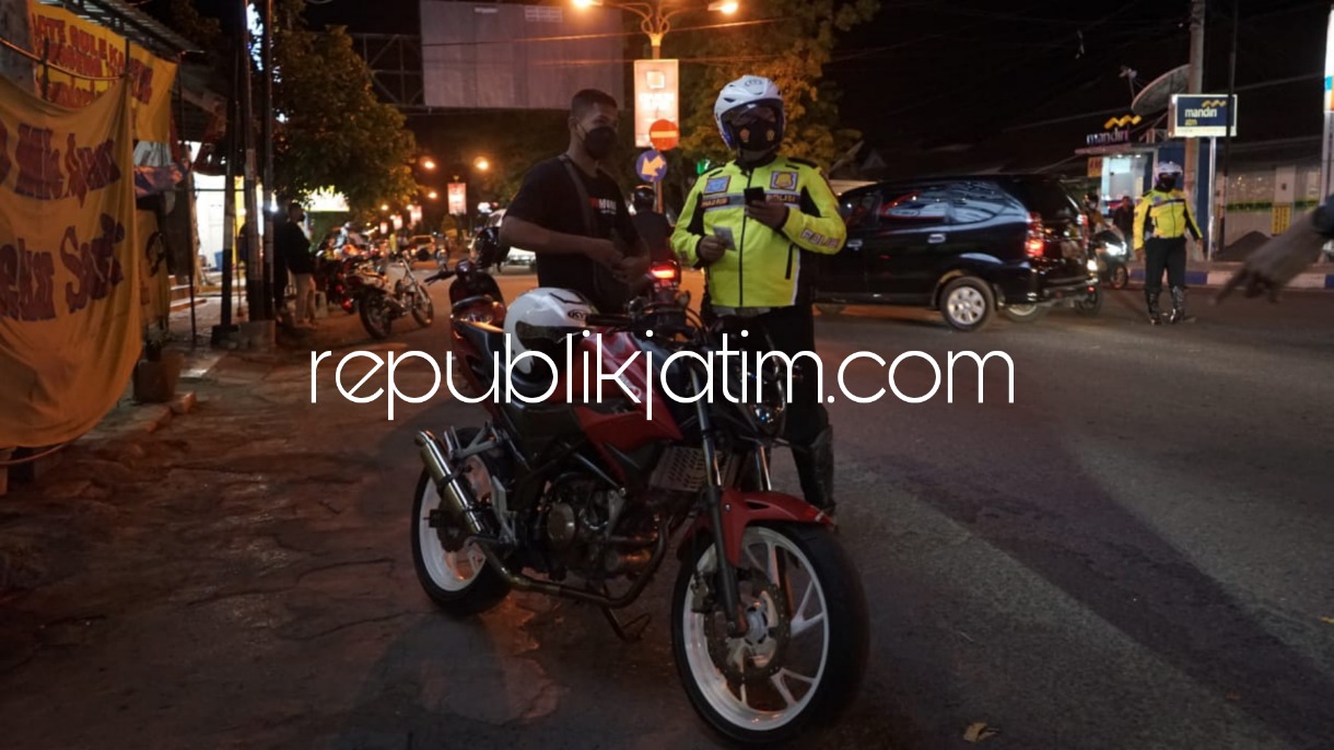 DITILANG - Kasat Lantas Ponorogo AKP Ayip Rizal saat memimpin patroli bersama Team Speed Warok hingga memberikan tilang kepada 23 pelanggar, Sabtu (16/10/2021) malam.