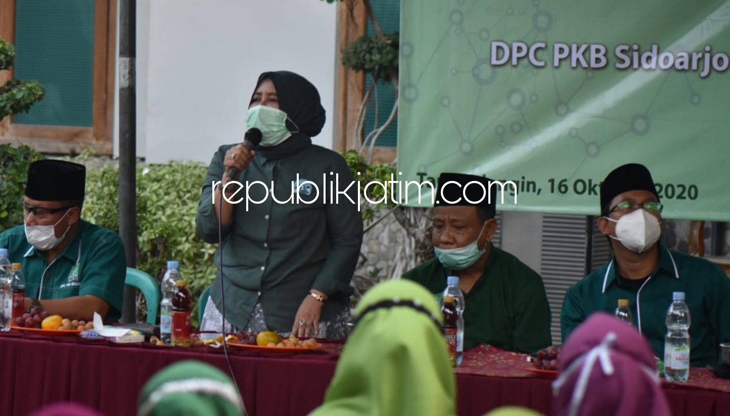 KLAIM - Wakil Ketua DPW PKB Jatim, Anik Maslachah dan Ketua PC Muslimat Sidoarjo, Ainun Jariyah menganggap dukungan Muslimat dan Fatayat NU Sidoarjo untuk Paslon diluar PKB hanya klaim semata saat Workshop Kaderisasi di Tanggulangin, Jumat (16/10/2020). 