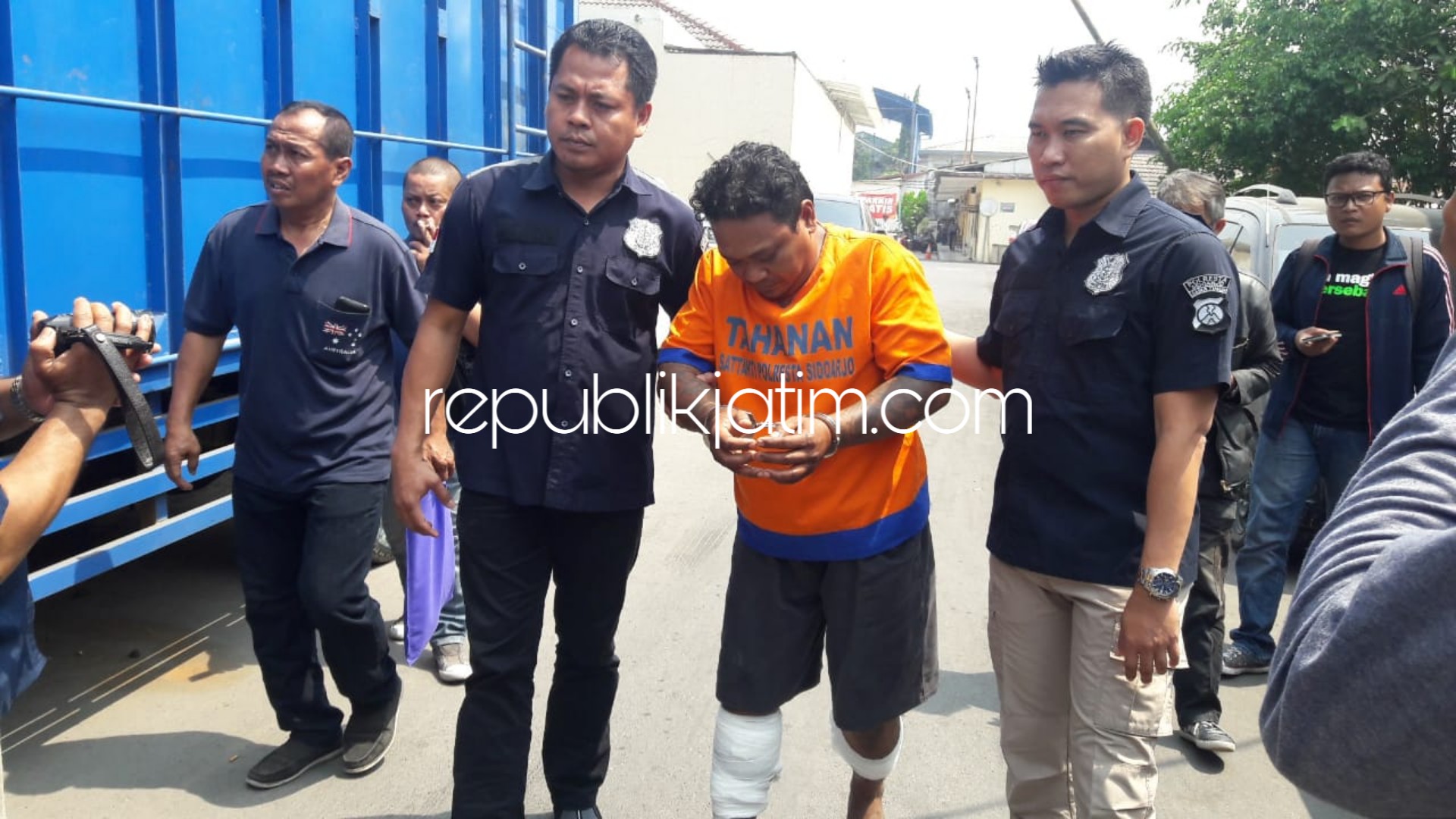 DITEMBAK - Andri Siswandoyo (34) tersangka kasus pembunuhan Nikko Anggrian (22) ditembak kakinya oleh anggota Satuan Reskrim, Polresta Sidoarjo karena berusaha kabur dan melawan petugas saat ditangkap, Kamis (18/10/2018).