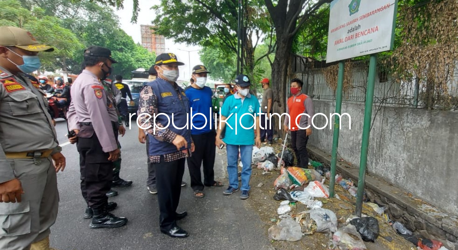 SAMPAH - Pj Bupati Sidoarjo,,Hudiyono geram karena ada beberapa titik di JL Raya Bringinbendo, Kecamatan Taman, Sidoarjo yang dijadi tempat pembuangan sampah akan dipasang CCTV, Minggu (18/10/2020).