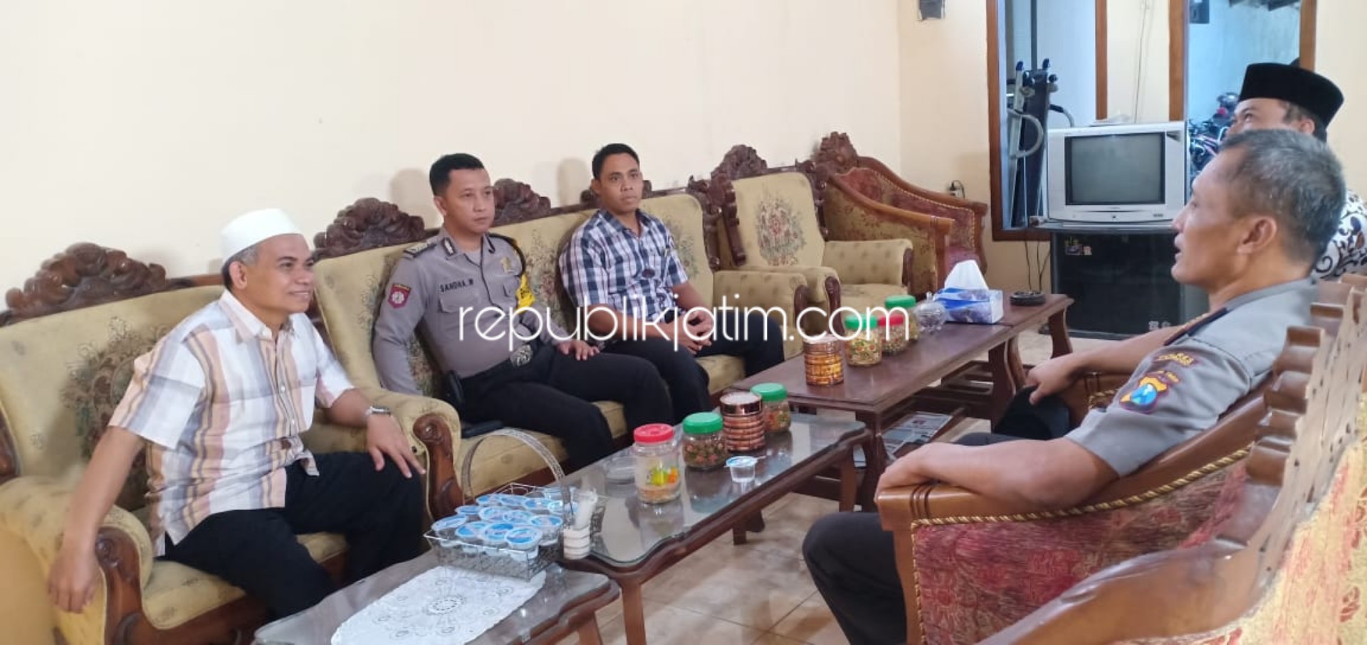 SILATURRAHMI - Kapolsek Babadan, AKP Sukamto bersilaturrahmi ke kediaman Ketua PCNU Ponorogo, KH Fatkhul Azis untuk mensukseskan pelantikan Presiden dan Wapres, Kamis (17/10/2019).