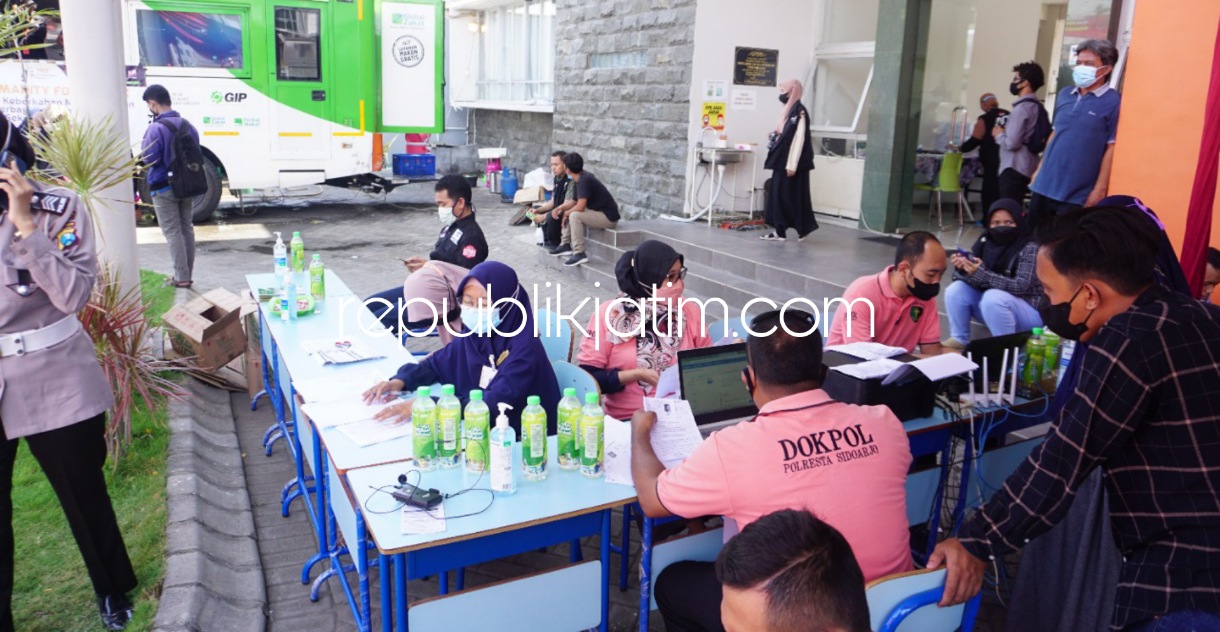 VAKSIN - Akselerasi vaksinasi terus dilakukan Polresta Sidoarjo dengan sejumlah kendaraan bermotor vaksinasi keliling untuk melayani vaksinasi bagi masyarakat di sekolah Nurul Hikmah, Buduran dan sejumlah desa, Selasa (19/10/2021).