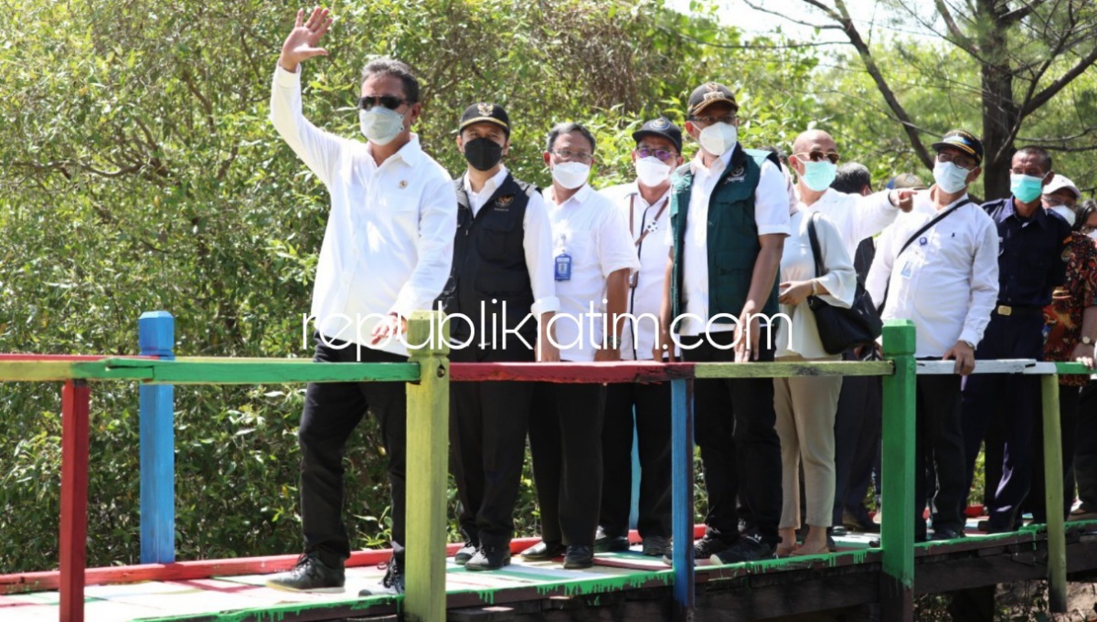 LUSI - Menteri KKP RI, Sakti Wahyu Trenggono mengunjungi Pulau Lusi didampingi Wagub Jatim Emil E Dardak, Bupati Sidoarjo Ahmad Muhdlor Ali dan Kepala Dinas Perikanan M Bahcruni Aryawan untuk pengembangan Wisata Bahari Tlocor Jabon, Selasa (19/10/2021).