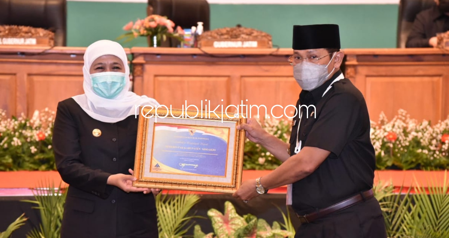 WTP - Pemkab Sidoarjo meraih opini WTP atas LKPD Tahun 2019 dari Menkeu yang diberikan Gubernur Jatim Khofifah Indar Parawansa kepada Pj Bupati Sidoarjo, Hudiyono, di Ballroom Grand City Surabaya, Senin (19/10/2020).