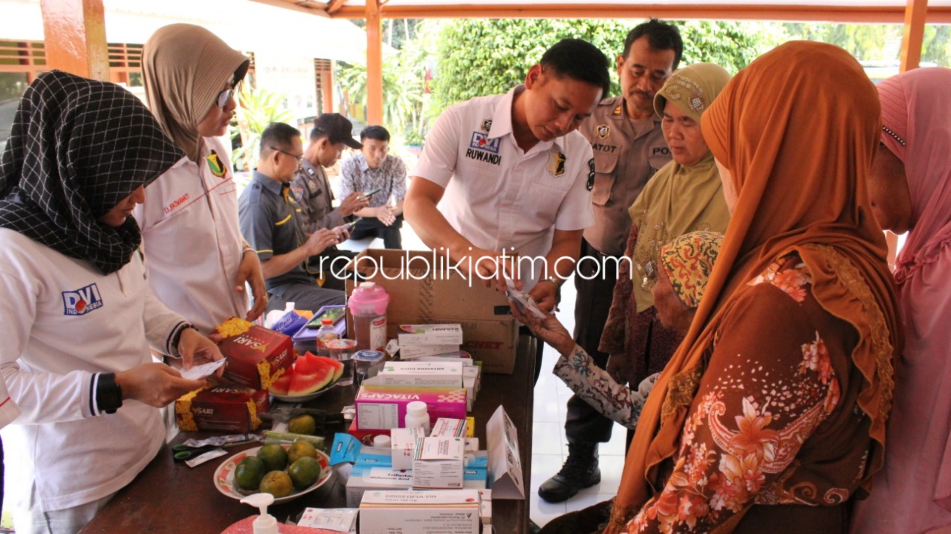 PENGOBATAN - Ratusan warga Desa Kedungsugo, Kecamatan Prambon, Sidoarjo antre mengikuti pengobatan gratis yang digelar Polresta Sidoarjo, Sabtu (19/10/2019).