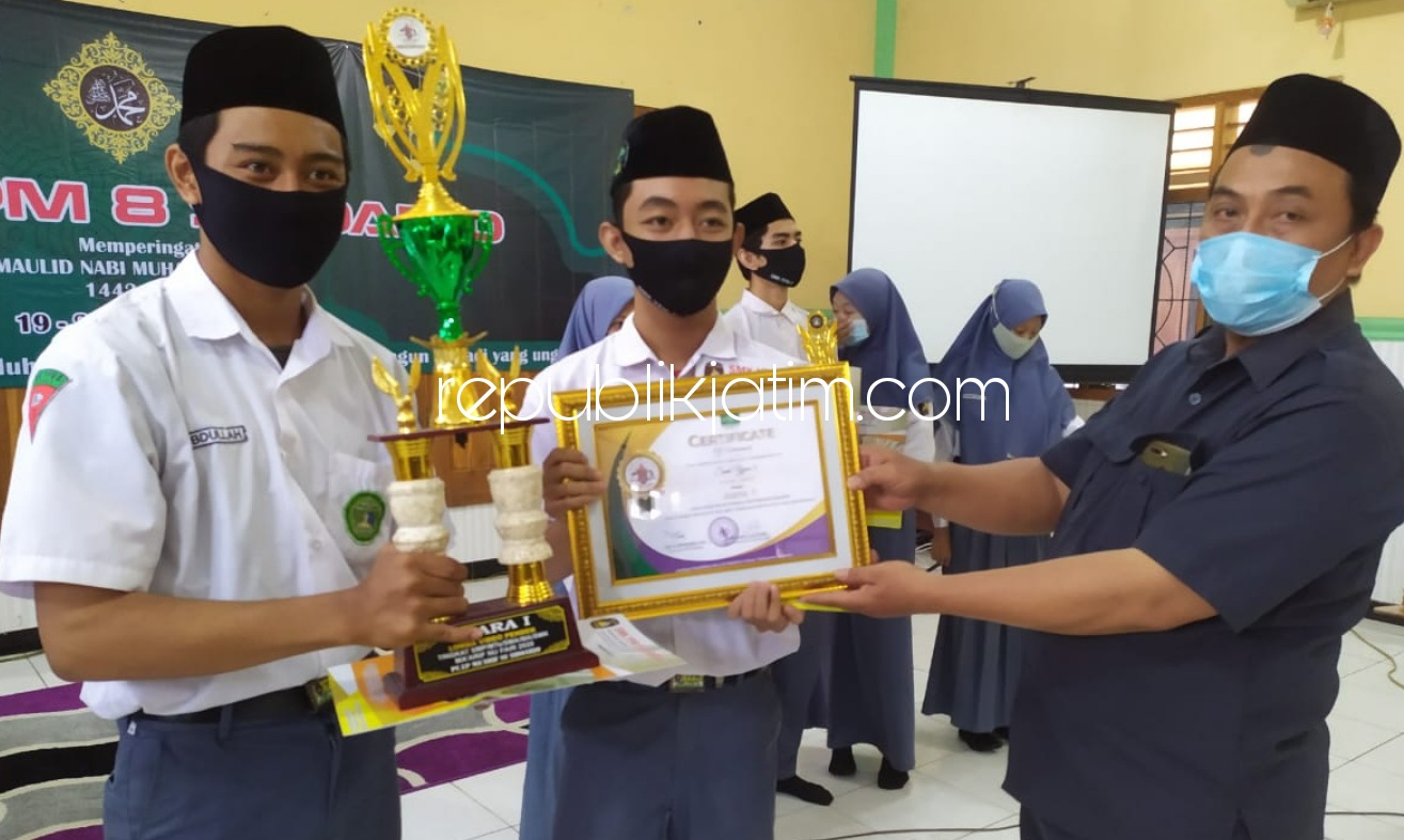 JUARA - Humas SMK YPM 8 Sarirogo Sidoarjo, Didik Teguh Wahyudi menyerahkan sejumlah hadiah kepada belasan siswa dan siswi berprestasi baik dalam sekala kabupaten hingga tingkat nasional di UGM di aula sekolah, Senin (19/10/2020).