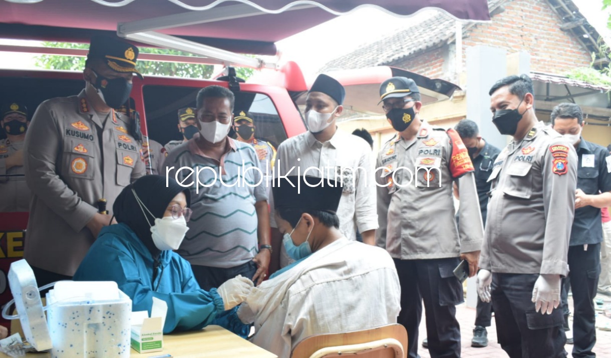 VAKSIN - Kapolresta Sidoarjo, Kombes Pol Kusumo Wahyu Bintoro meninjau vaksinasi 500 dosis di Pondok Pesantren Roudlotul Muta’alimat III Al Machfudzoh Desa Kedungcangkring, Kecamatan Jabon, Sidoarjo, Rabu (20/10/2021).