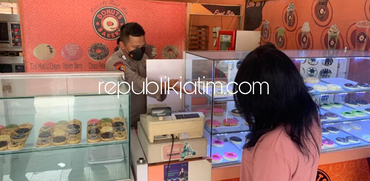 PIAWAI - Bripka Dwi Agung Runsubekti, anggota Bagops Polresta Sidoarjo tidak pernah melalaikan tugas sebagai anggota Polri meski di tengah kesibukan membagi waktu wirausaha kuliner donat, Rabu (20/10/2021). 