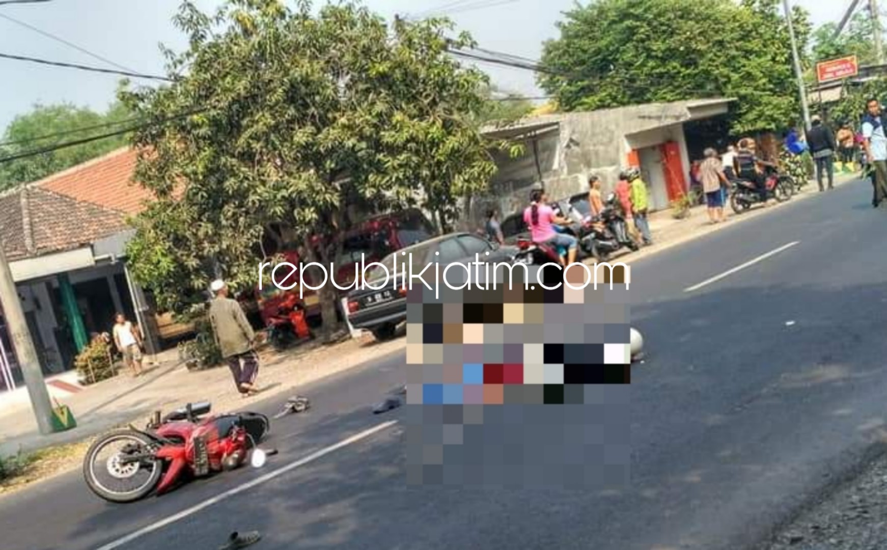 PASUTRI - Pasangan suami istri, Bambang Sujarto (70) dan Misnatun (53) yang tewas di JL Raya Desa Jenggot, Kecamatan Krembung, Sidoarjo, Sabtu (20/10/2018).