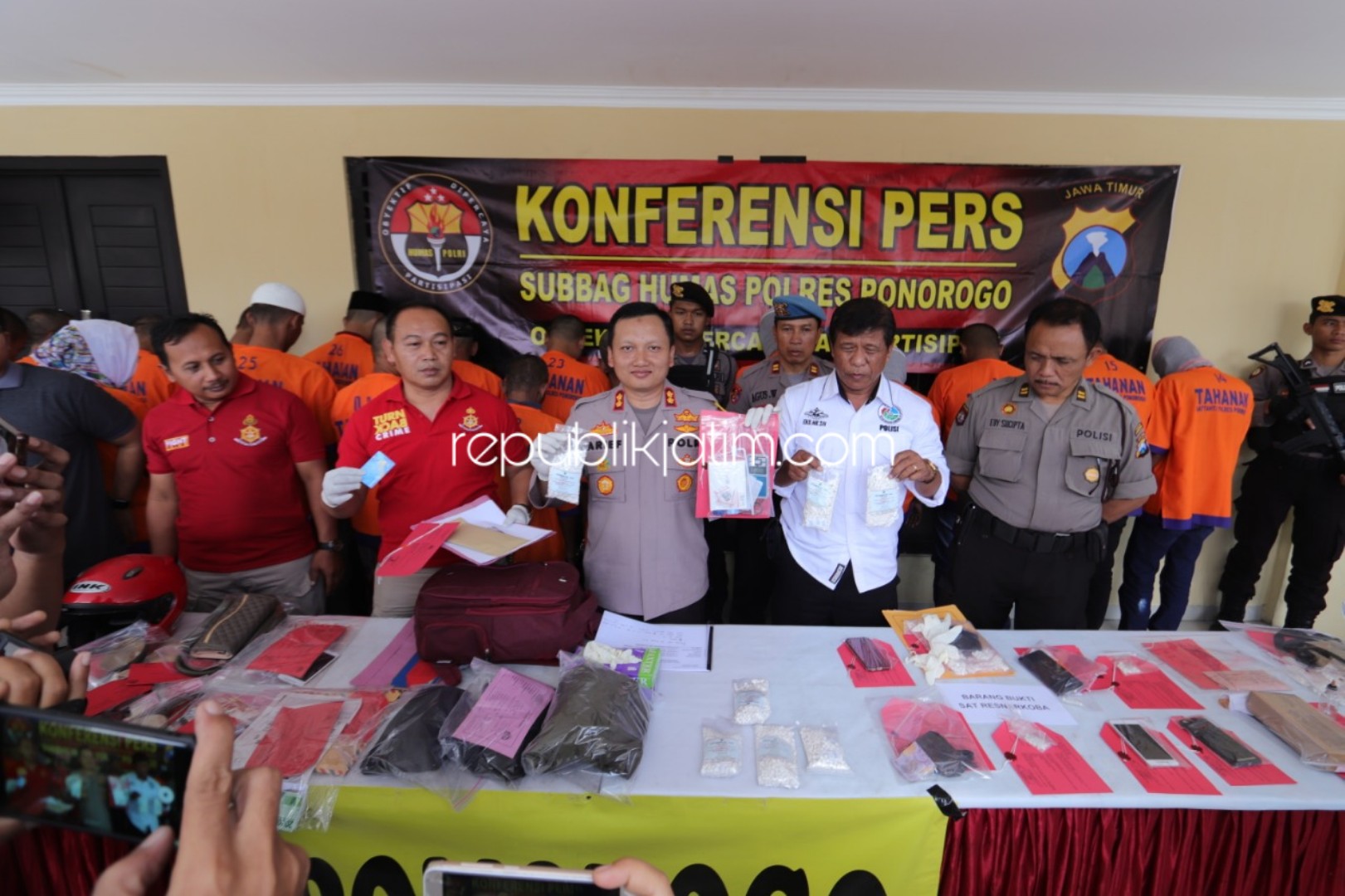 UNGKAP - Kapolres Ponorogo, AKBP Arief Fitrianto menunjukkan barang bukti hasil pengungkapan 14 kasus dalam selama 3 pekan terakhir, Minggu (20/10/2019).