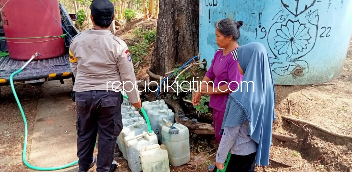 KEKERINGAN - Warga Dusun Banyuripan, Desa Duri, Kecamatan Slahung, Ponorogo mengantrikan jirigen untuk mendapatkan pasokan air bersih dari Polsek Slahung, Selasa (19/10/2021).