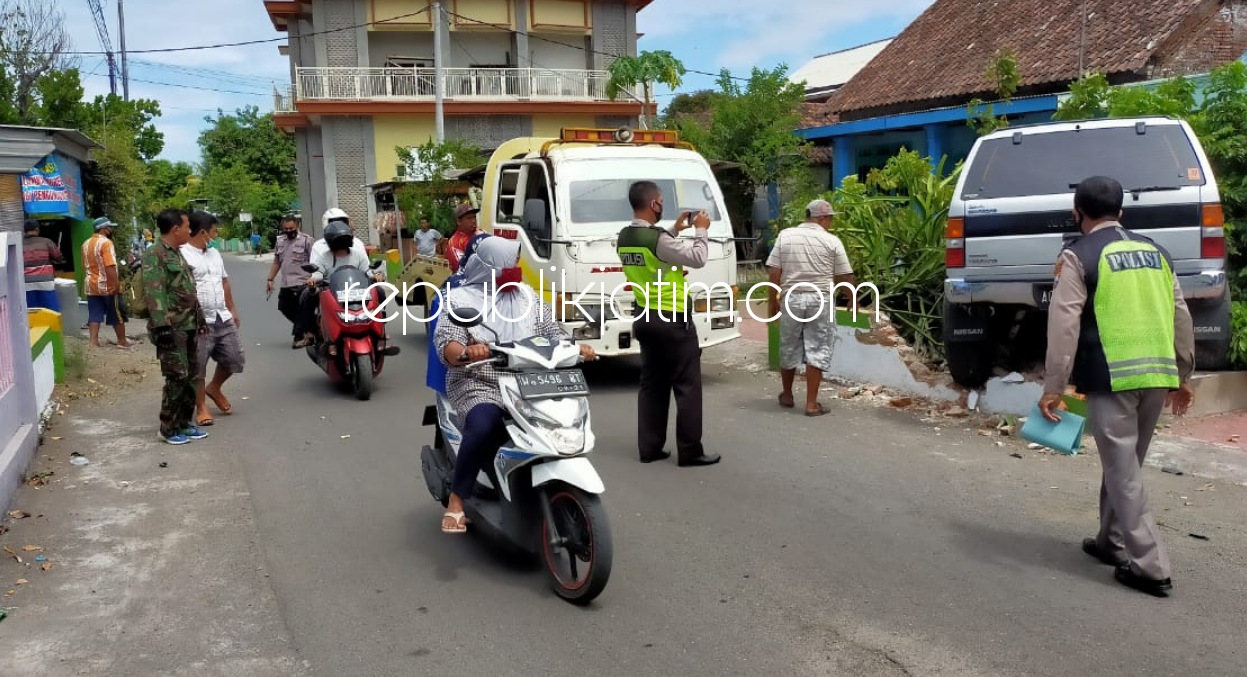 NYUNGSEP - Mobil Nissan Terrano bernopol AG 1427 PX yang dikemudikan Imam Suroto (60) warga asal Wonocolo, Surabaya nyungsep usai menabrak motor Honda Beat di JL Raya Desa Mojoruntut, Kecamatan Krembung, Sidoarjo, Selasa (20/10/2020).