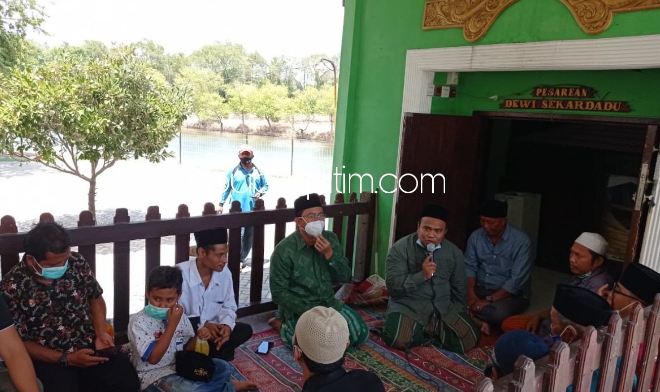 ZIARAH - Cabup Sidoarjo yang diusung PKB, Ahmad Muhdlor Ali (Gus Muhdlor) bersama rombongan berziarah ke makam Putri Ayu Dewi Sekardadu di Dusun Kepetingan, Desa Sawohan, Kecamatan Buduran, Minggu (04/10/2020) lalu.