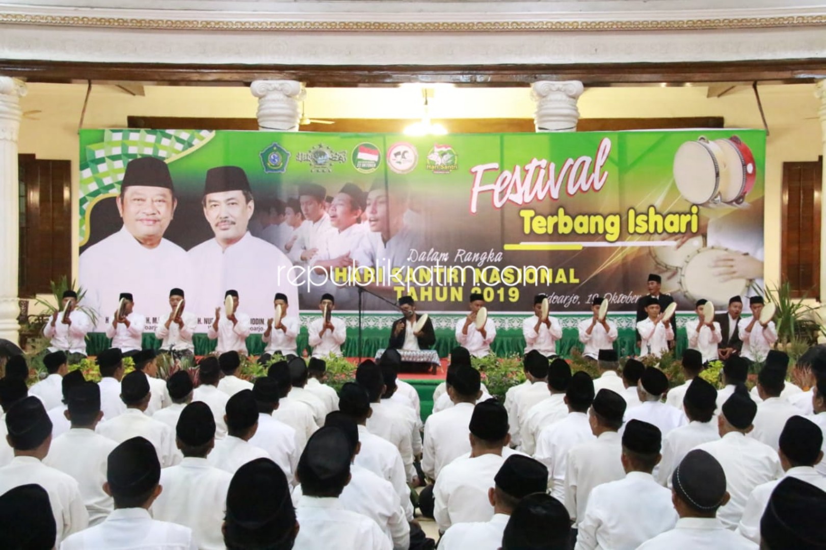 HADRAH - Istighotsah dan hadrah mengawali acara peringatan Hari Santri Nasional kelima Tahun 2019 di Pendopo Delta Wibawa Sidoarjo, Sabtu (19/10/2019) malam.