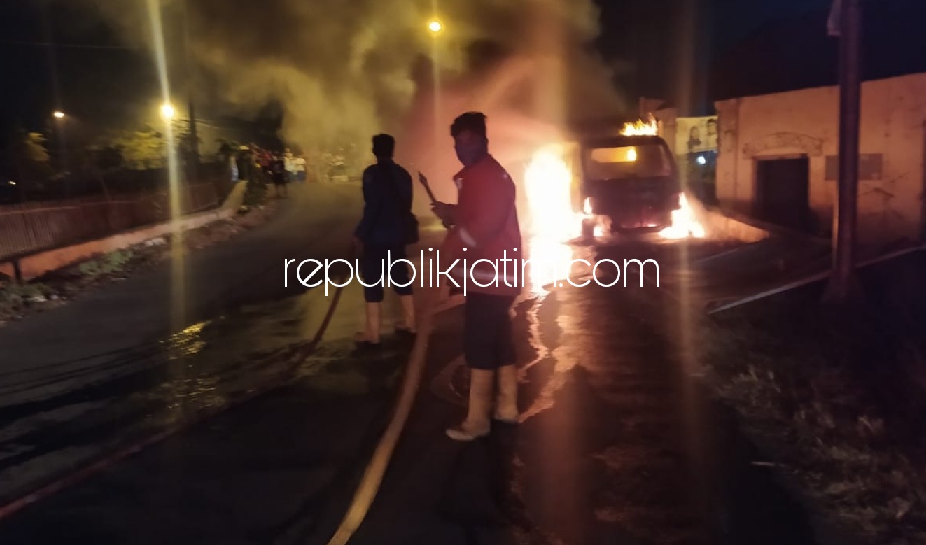 LUDES - Mobil box Daihatsu Grand Max bernopol L 8347 bermuatan sembako yang dikemudikan Afin Mashurin (23) warga Desa Satak, Kecamatan Puncu, Kediri ludes terbakar di JL Raya Desa Pejarakan, Kecamatan Jabon, Selasa (20/10/2020) malam.