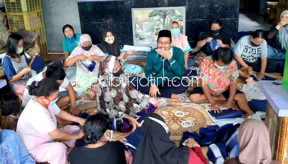 KERAJINAN TAS - Cabup PKB Sidoarjo, Ahmad Muhdlor Ali (Gus Muhdlor) bersama Ny Sri Mulyati dan para karyawan menyelesaikan kerajinan tas di Desa Kemuning, Kecamatan Tarik, Sidoarjo, Rabu (21/10/2020). 