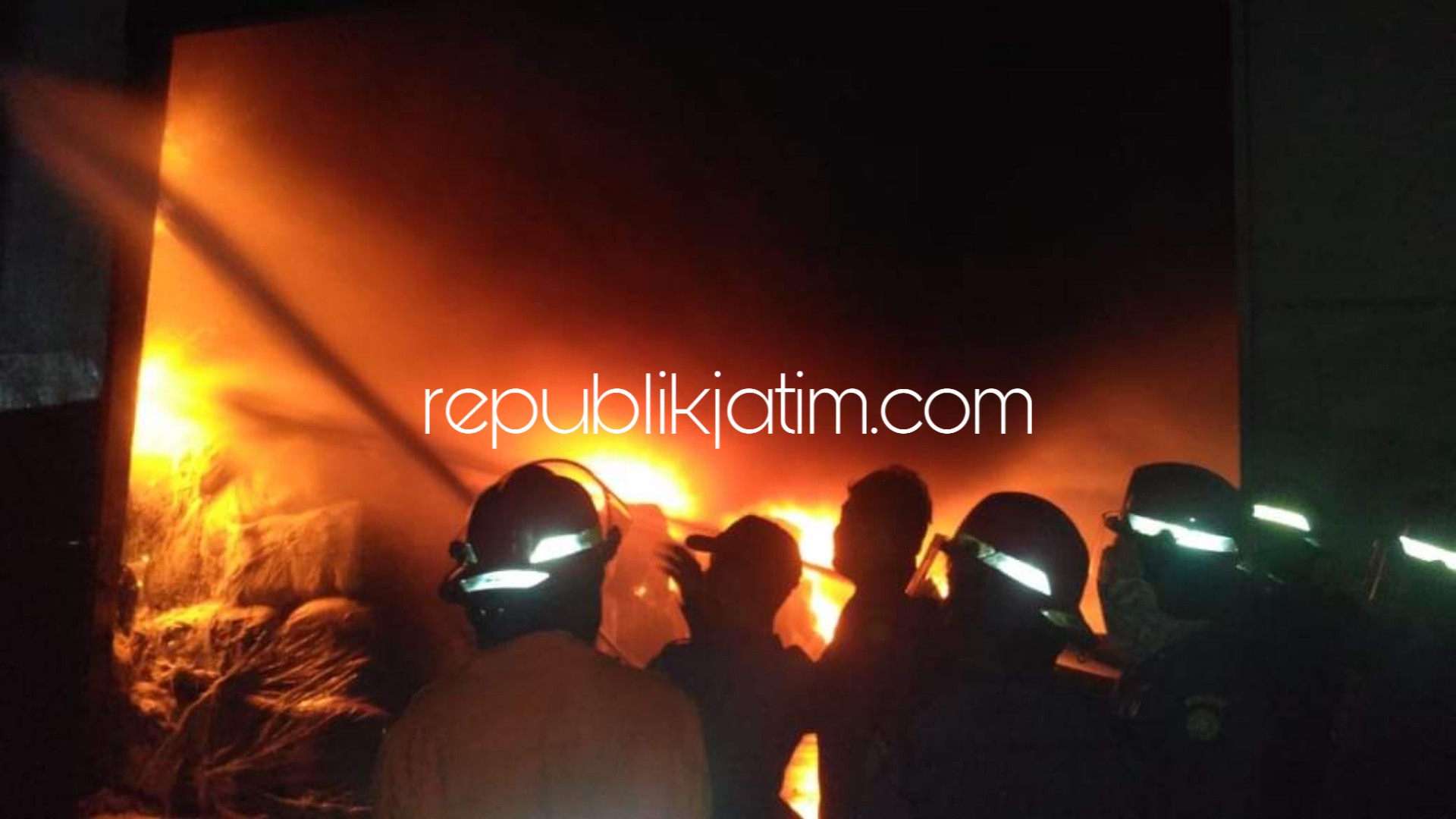 PADAMKAN API - Sejumlah petugas PMK sibuk memadamkan api di PT Rhino Mega Multi Plast JL Industri Block F -1 (Bypass Krian) Desa Jeruk Legi, Kecamatan Balongbendo, Sidoarjo, Sabtu (20/10/2018) malam.