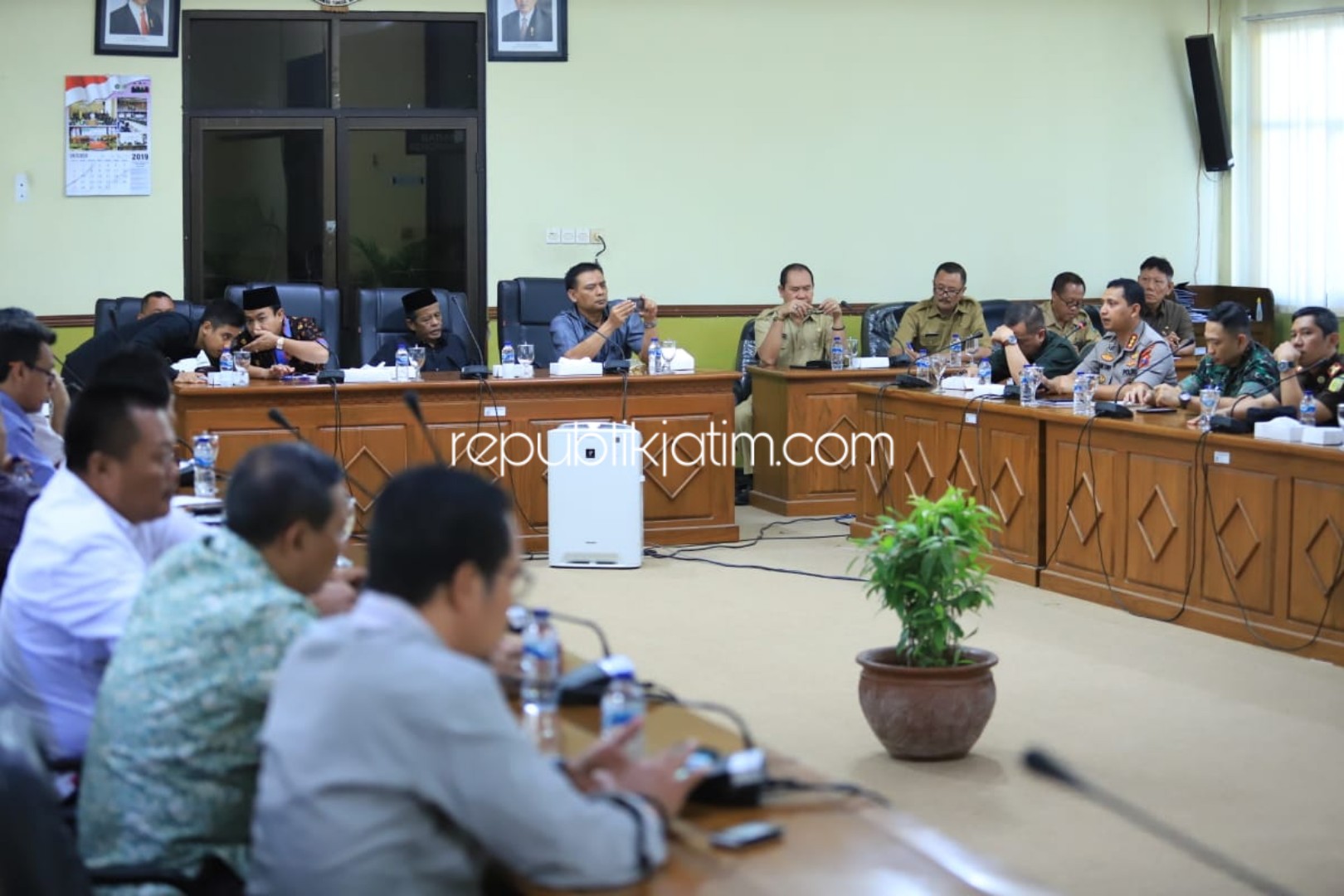 KOORDINASI - Jajaran Forkopimda rapat koordinasi di ruang rapat DPRD Sidoarjo untuk membahas soal pengamanan Pilkada dan Pilkades 2020, Senin (21/10/2019).