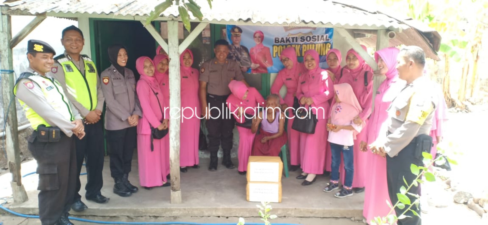 BANTUAN - Ketua Rating Bhayangkari Pulung, Rita Denny menyerahkan santunan secara langsung ke rumah janda kurang mampu, Mbah Situn warga Dusun Krajan, Desa Kesugihan, Kecamatan Pulung, Ponorogo, Minggu (20/10/2019).