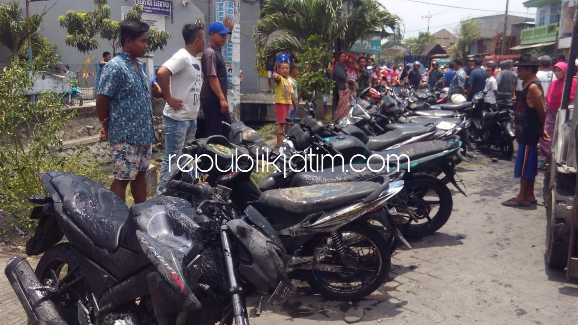 DIEVAKUASI - Belasan motor milik pemuda NTT dievakuasi usai dijeburkan warga ke sungai Desa Tambaksawah, Kecamatan Waru, Sidoarjo, Minggu (21/10/2018).
