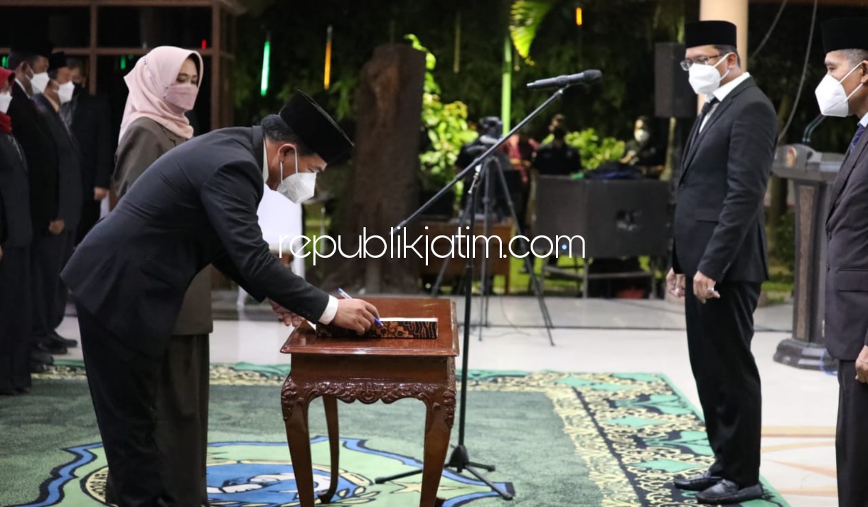 MUTASI - Bupati Sidoarjo, Ahmad Muhdlor Ali (Gus Muhdlor) melantik sebanyak 51 pejabat struktural eselon 2, 3 dan 4 dilantik dan diambil sumpahnya di Pendopo Delta Wibawa, Kamis (21/20/2021) malam.