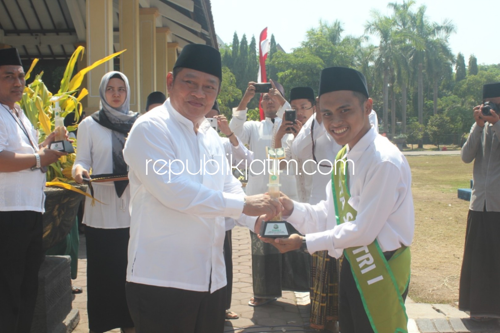 HARI SANTRI - Ribuan santri Sidoarjo mengikuti upacara Hari Santri dipimpin Bupati Sidoarjo, Saiful Ilah di alun-alun Sidoarjo, Senin (22/10/2018).