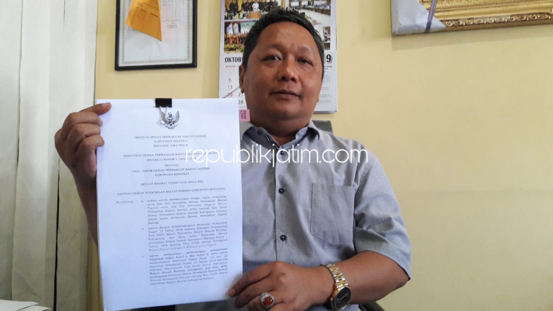 TATIB - Ketua Badan Kehormatan (BK) DPRD Sidoarjo, M Nizar menunjukkan tata tertib (Tatib) yang sudah dipesepakati kelima anggota dan pimpinan BK, Selasa (22/10/2019).