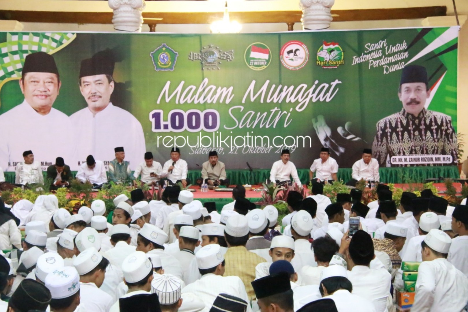 MUNAJAT - Ribuan santri dari puluhan pesantren dibawah naungan lembaga Rabithah Ma’ahid Islamiyah (RMI) Nahdlatul Ulama (NU) bersama Pemkab Sidoarjo menggelar malam munajat 1.000 santri di Pendopo Delta Wibawa, Senin (21/10/2019) malam.