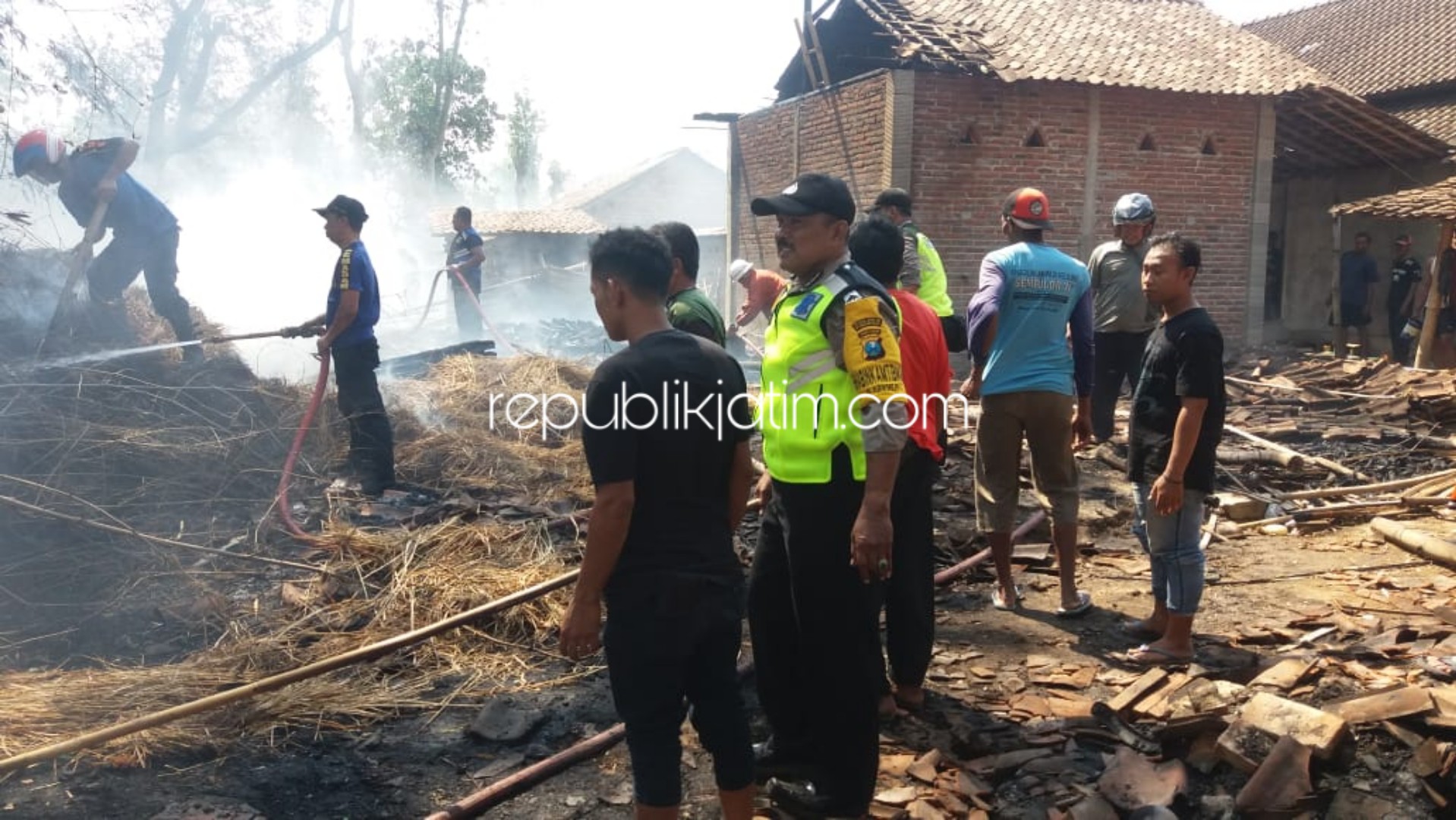 TERBAKAR - Sejumlah petugas pemadam berusaha memadamkan api yang membakar dapur rumah Tukiman warga Dusun Sumberagung, Desa/Kecamatan Balong, Ponorogo, Selasa (22/10/2019).