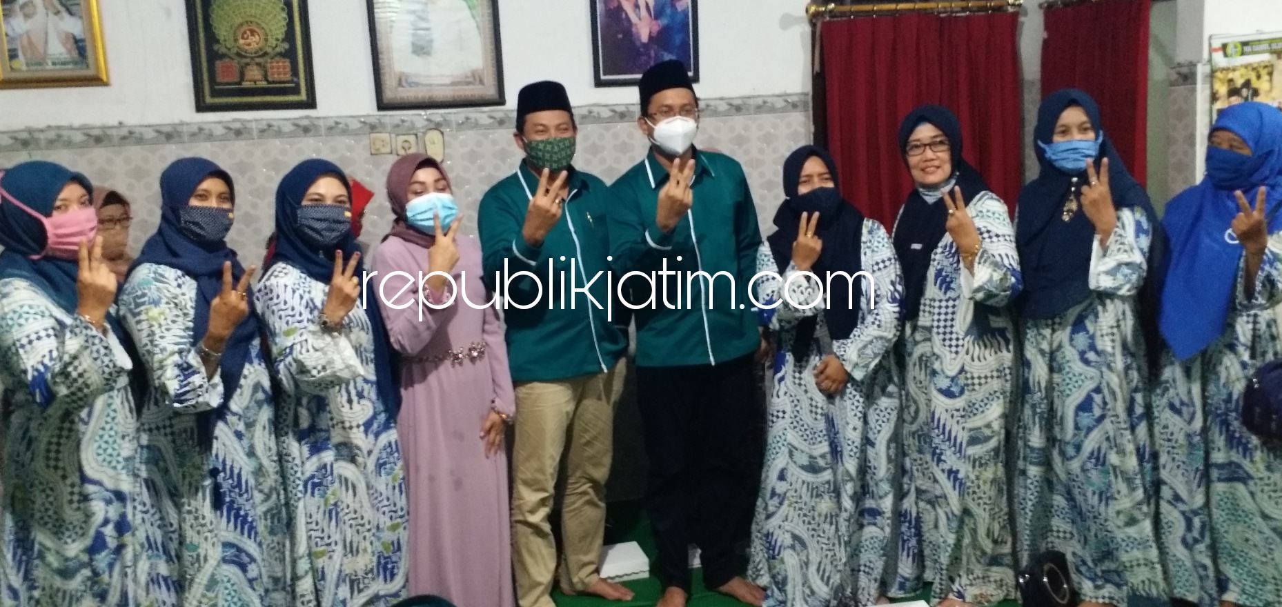 SILATURRAHMI - Paslon Bupati dan Wakil Bupati yang diusung PKB Sidoarjo, Gus Muhdlor - Subandi bersilaturrahmi dengan para pengurus MWC NU, DPAC, Muslimat dan Fatayat NU Waru di rumah Rois Syuriah MWC NU Waru, KH Mushofa Kamal, Rabu (21/20/2020).