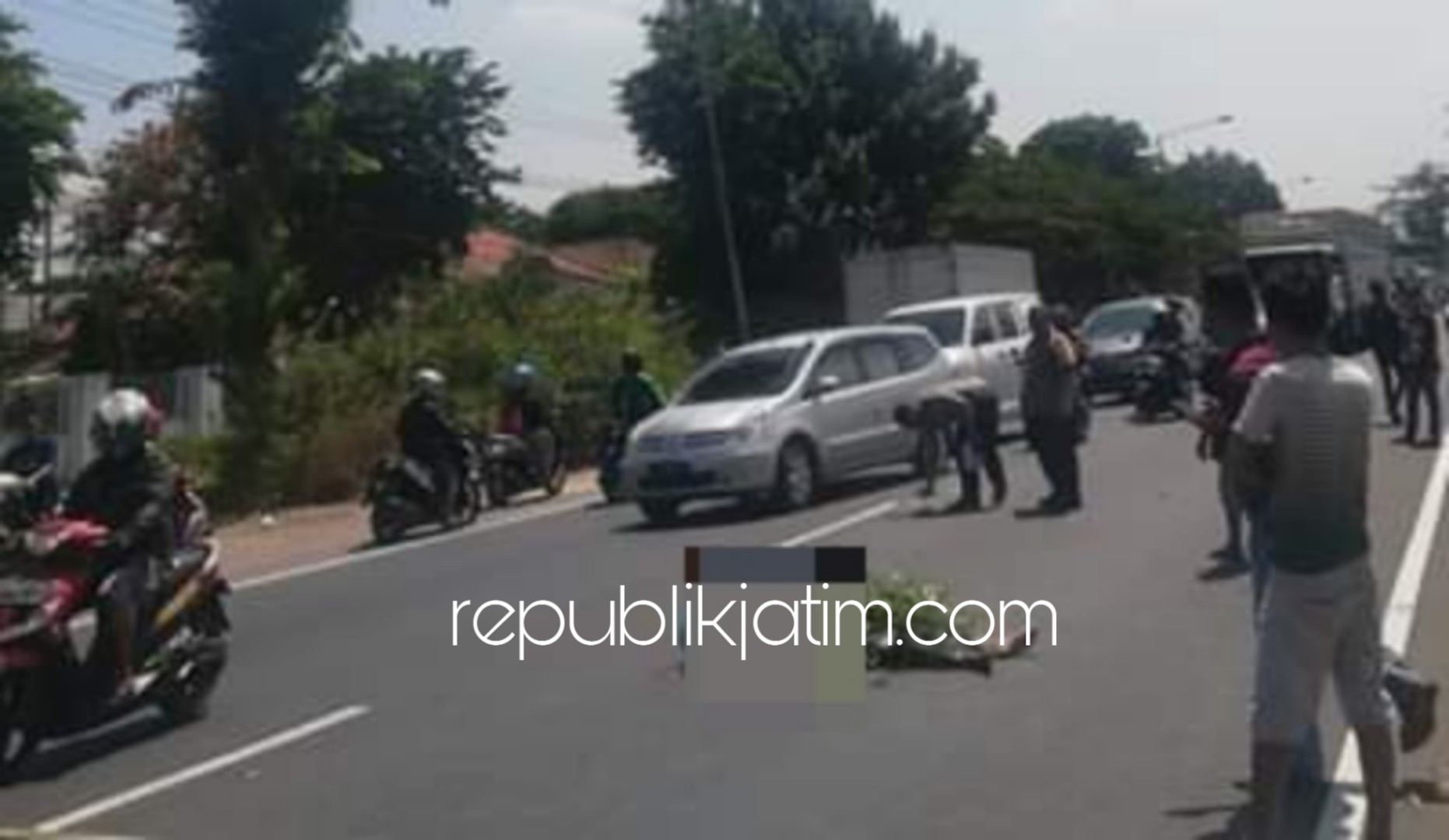 TEWAS - Korban kecelakaan, Ahmad Fajar Fanani (21) warga Dukuhngarjo, Kecamatan Jatirejo, Mojokerto tewas di TKP JL Raya Dusun Sirapan, Desa Kemangsen, Kecamatan Balongbendo, Sidoarjo, Senin (22/10/2018).