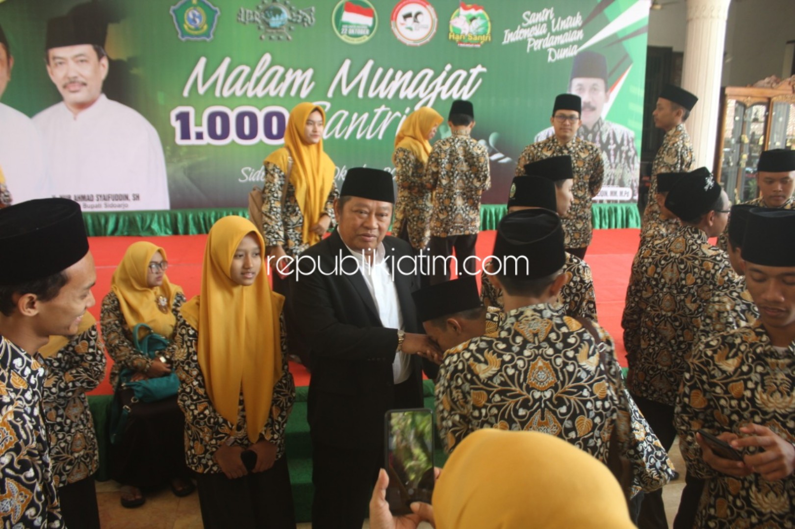 BERANGKATKAN - Bupati Sidoarjo, Saiful Ilah menerima 52 Kafilah MTQ Sidoarjo yang akan berangkat ke Tuban saat meminta restu di Pendopo Delta Wibawa, Selasa (22/10/2019).