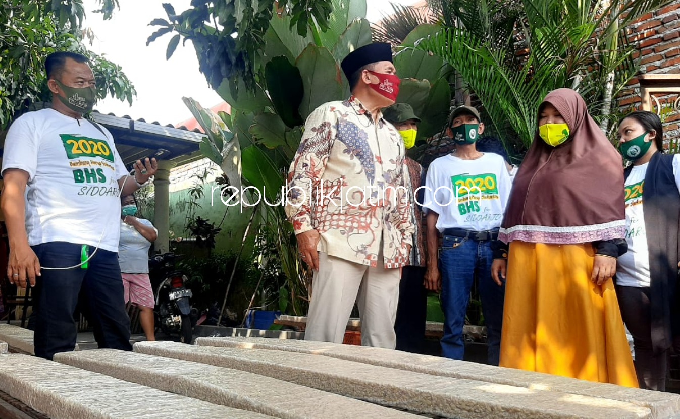 TEMPE - Cabup Sidoarjo, Bambang Haryo Soekartono (BHS) mengunjungi sentra UMKM produsen tempe di Desa Sidorejo, Kecamatan Krian, Sidoarjo, Kamis (22/10/2020).
