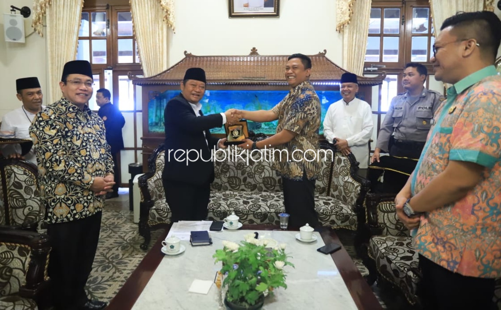 CINDERA MATA - Bupati Sidoarjo, Saiful Ilah memberikan cindera mata kepada salah satu peserta Sekolah Staf dan Pimpinan Menengah (Sespimmen) Polri saat Kuliah Kerja Lapangan (KKL) di Pendopo Delta Wibawa, Selasa (22/10/2019).