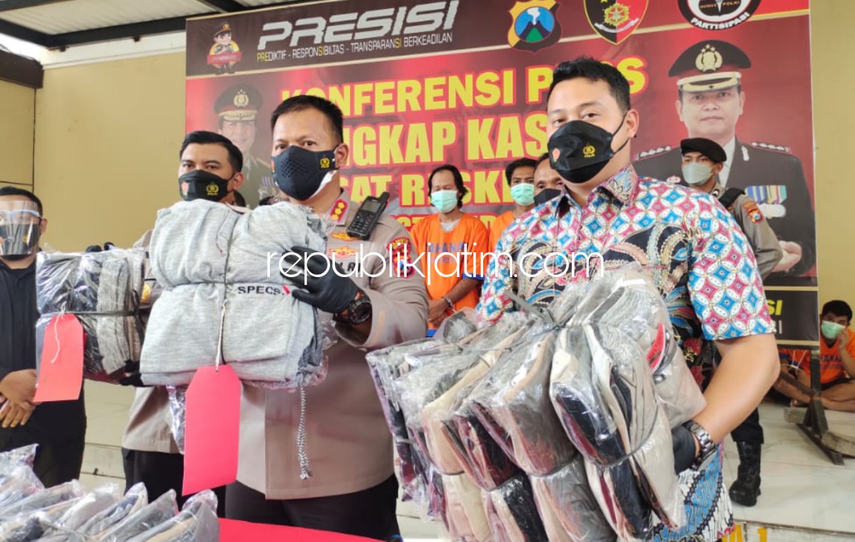 BUKTI - Kapolresta Sidoarjo, Kombes Pol Kusumo Wahyu Bintoro menunjukkan barang bukti penipuan senilai Rp 78,1 juta sekaligus menginterogasi 3 komplotan penipuan, Jumat (22/10/2021). 