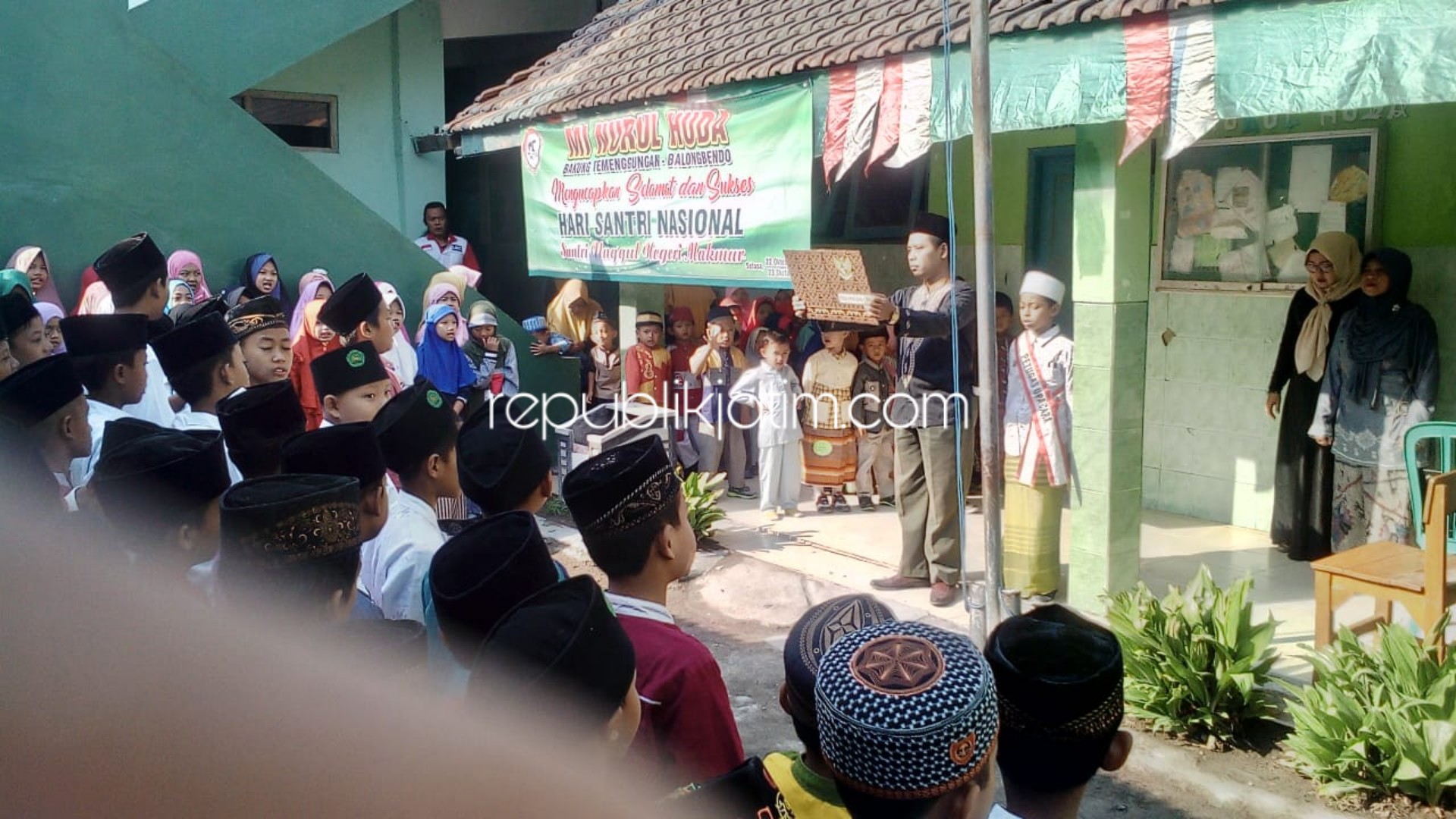 UPACARA - Para siswa dan guru Raudhotul Atfhal (RA) dan Madrasah Ibtida'iyah (MI) Nurul Huda berkumpul halaman timur gedung sekolah untuk melaksanakan upacara Hari Santri Nasional kelima Tahun 2019, Selasa (22/10/2019).