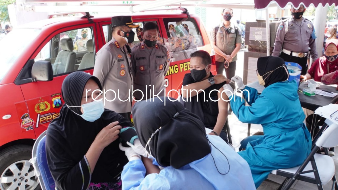 VAKSIN - Kapolresta Sidoarjo Kombes Pol Kusumo Wahyu Bintoro saat meninjau vaksinasi Covid-19 di Dusun Jambe, Desa Banjarkemantren, Kecamatan Buduran dan Desa Sidodadi, Kecamatan Taman serta empat desa lainnya, Jumat (22/10/2021).