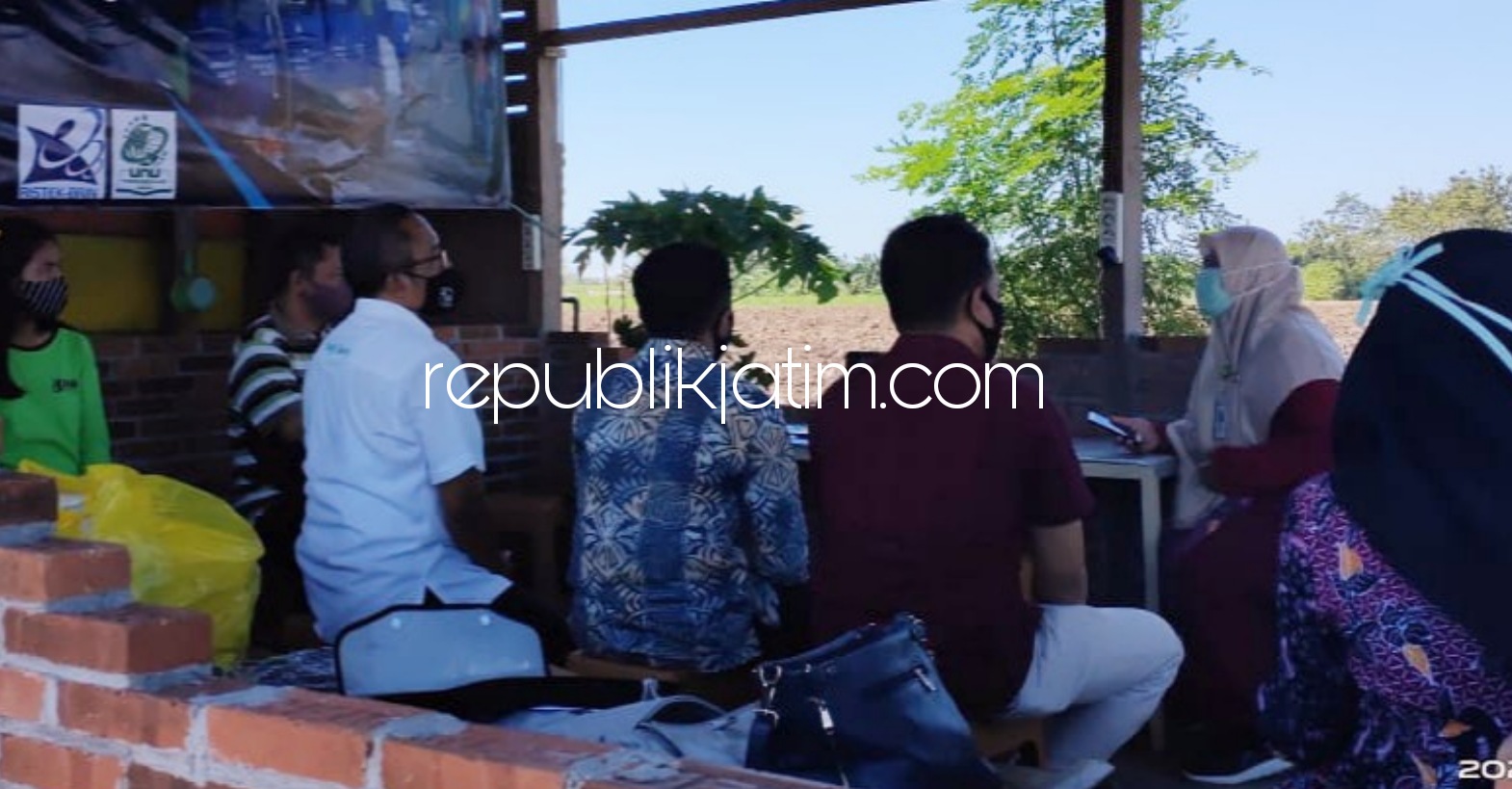 PENDAMPINGAN - Ketua Tim PKM Unusida Atik Widiyanti menyampaikan sejumlah solusi soal penanganan sampah di Desa/Kecamatan Tulangan, Sidoarjo, Jumat (23/10/2020). 